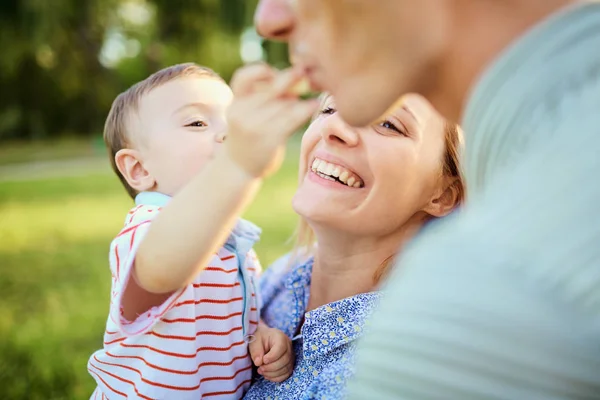 Doğadaki mutlu aile. — Stok fotoğraf