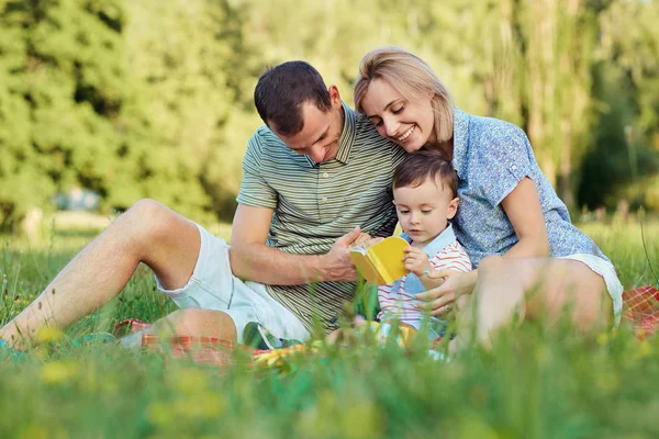 Lycklig familj i naturen. Stockbild