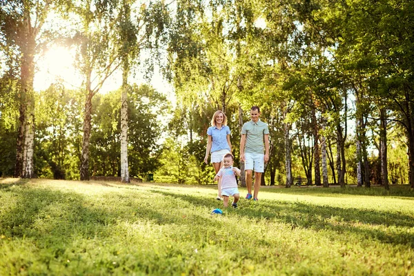 Szczęśliwa rodzina w naturze. — Zdjęcie stockowe