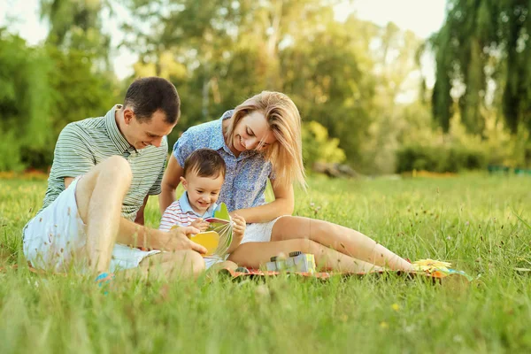 Familia feliz en la naturaleza. Fotos De Stock Sin Royalties Gratis