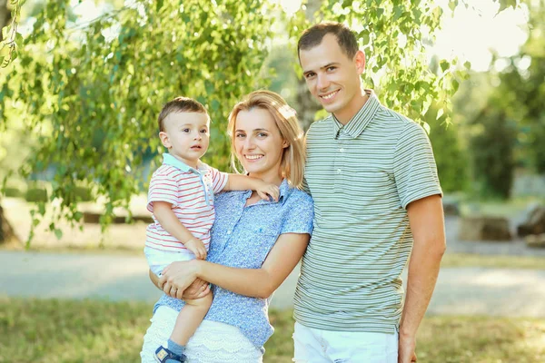 Lycklig familj i naturen. — Stockfoto