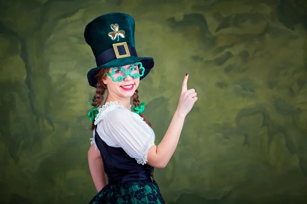 Een meisje in een kostuum van St. Patrick lacht. — Stockfoto