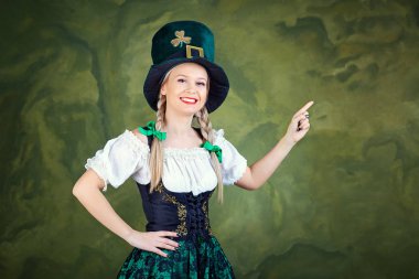 Bir kız olarak parmağını karşı bir g ile St. Patrick noktaları giyinmiş