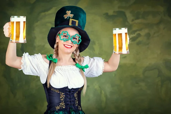 Chica camarera oktoberfest en traje nacional con una taza de cerveza — Foto de Stock