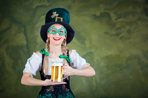 Pincérnő lány oktoberfest népviselet, egy korsó sör — Stock Fotó
