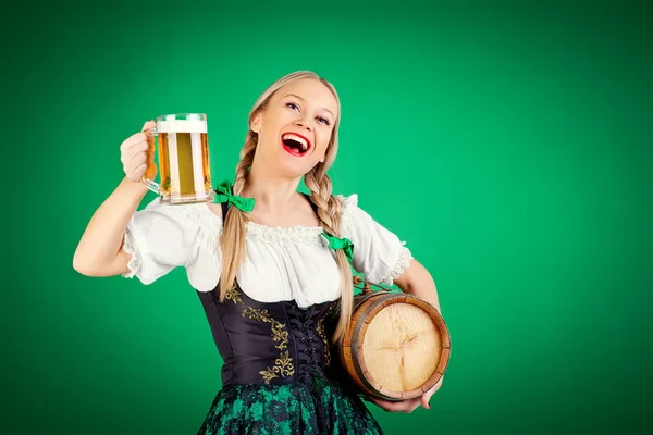 Garçonete oktoberfest menina em traje nacional com uma caneca de cerveja — Fotografia de Stock