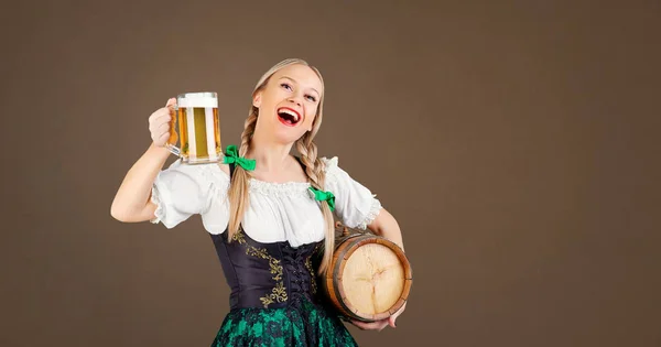 Chica camarera oktoberfest en traje nacional con una taza de cerveza — Foto de Stock