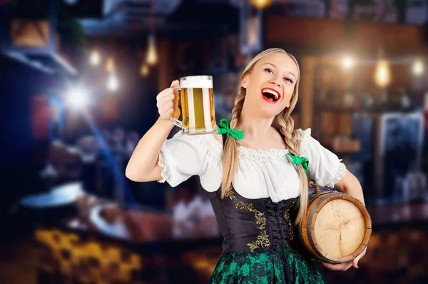 Chica joven camarera oktoberfest en traje nacional con una taza o — Foto de Stock