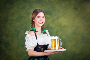 Kız garson oktoberfest bira bir kupa ile ulusal kostüm
