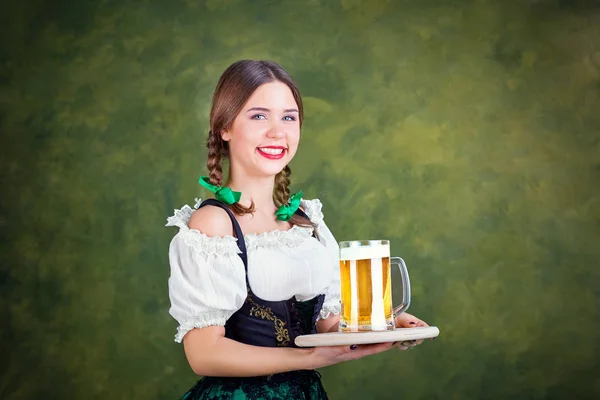 Kız garson oktoberfest bira bir kupa ile ulusal kostüm — Stok fotoğraf