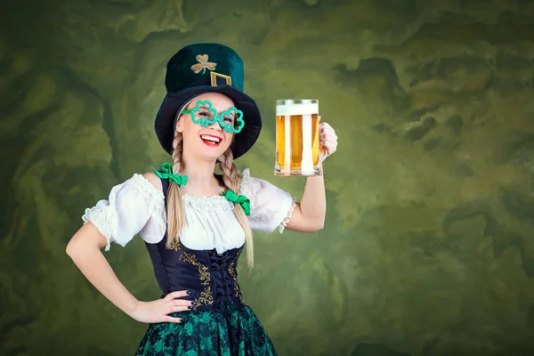 Pincérnő lány oktoberfest népviselet, egy korsó sör — Stock Fotó