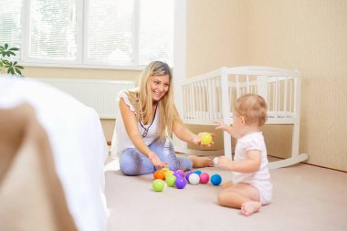 Anne ve çocuk odaya oynuyorlar.