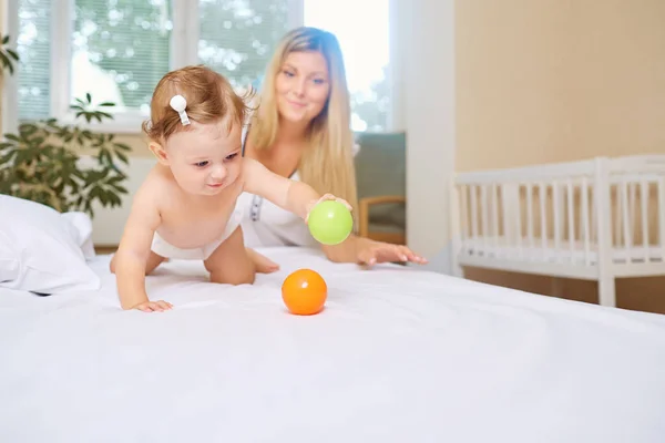 Mãe e filho estão brincando no quarto . — Fotografia de Stock