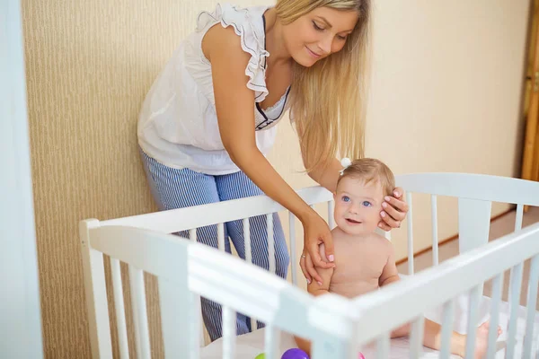 Jeune mère jouant avec bébé . — Photo