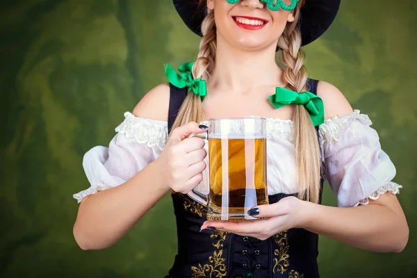 Chica camarera oktoberfest en traje nacional con una taza de cerveza — Foto de Stock