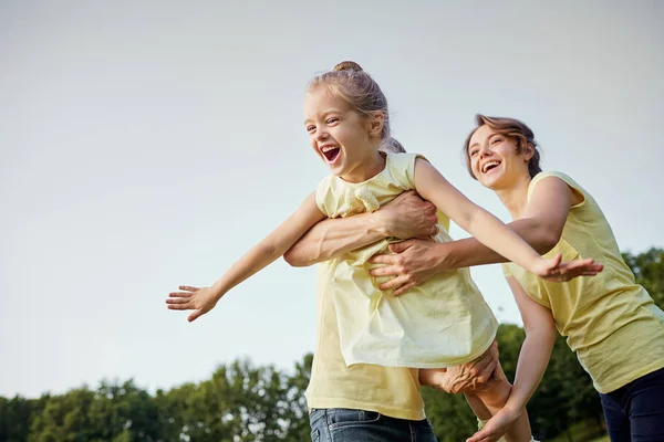Šťastná rodina hraje v parku v létě — Stock fotografie