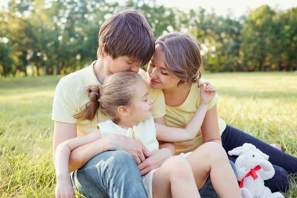 Glückliche Familie im Park . — Stockfoto