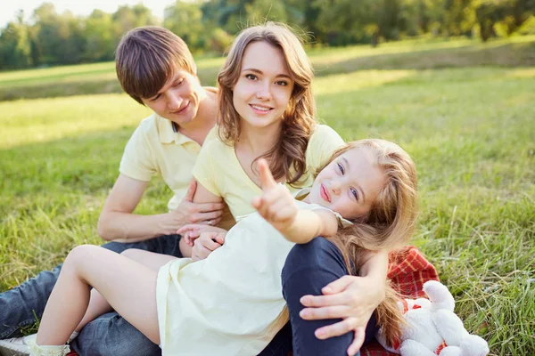 Happy family in the park . — Stock Photo, Image