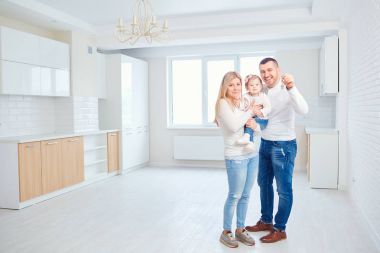 Mutlu bir aile yeni bir daireye taşır. 