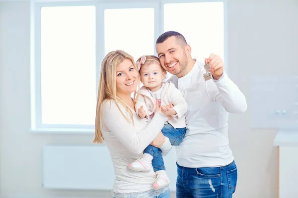 Uma família feliz muda-se para um novo apartamento . — Fotografia de Stock