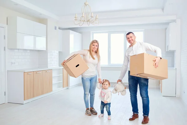 Uma família feliz muda-se para um novo apartamento . — Fotografia de Stock