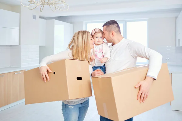 Une famille heureuse déménage dans un nouvel appartement . — Photo