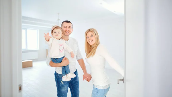 행복 한 가족을 그들의 아파트 문을 열으십시오. — 스톡 사진