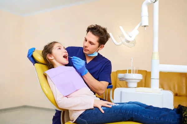 Uma adolescente num dentista num consultório de dentistas — Fotografia de Stock