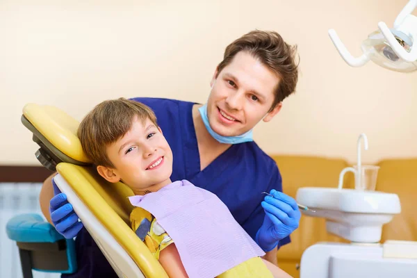 Bir erkek çocuk genç diş dişçi denetler. — Stok fotoğraf