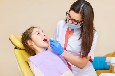 Diş hekimi diş hekimleri Office adlı bir genç kız