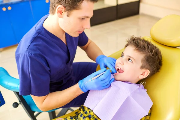 牙医检查男孩少年的牙齿. — 图库照片