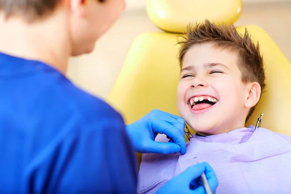 Der Zahnarzt, der die Zähne eines Teenagers überprüft. — Stockfoto