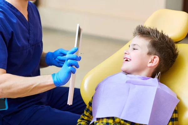 Dentysta, sprawdzanie zęby chłopca nastolatek. — Zdjęcie stockowe