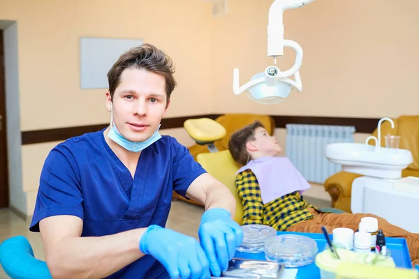 Porträt eines männlichen Zahnarztes. — Stockfoto