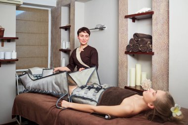 Pressotherapy tedavi yapıyor yalan bir kadın.