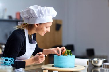 Bir mutfak pasta pudra kadın dekorasyon.