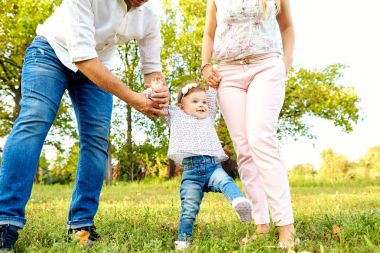 Bebek ilk adımları. Ebeveynler çocuklarının için öğretim