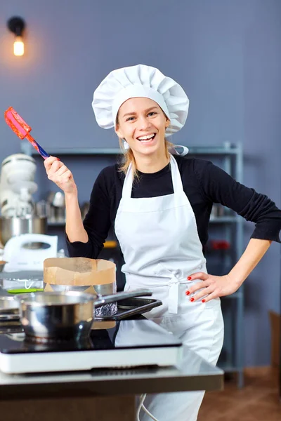 Kocken kvinna på ett kök. — Stockfoto
