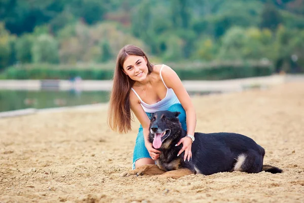 Menina com um cão no parque. — Fotografia de Stock