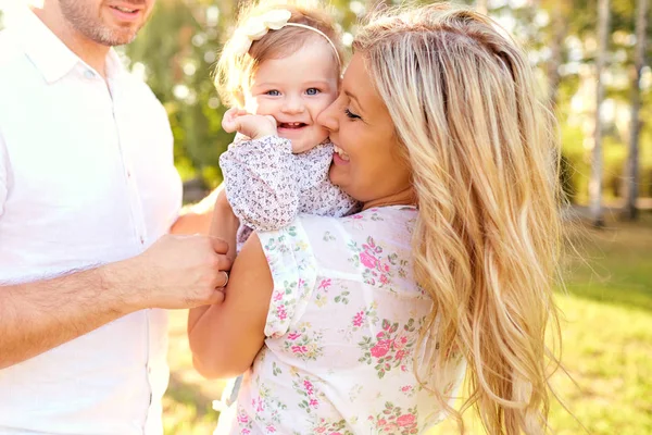 Glückliche Familie im Sommer im Park. — Stockfoto