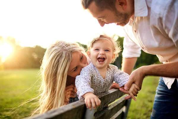 Glückliche Familie in einem Park im Sommer Herbst. — Stockfoto