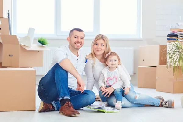 Une famille heureuse déménage dans un nouvel appartement . — Photo