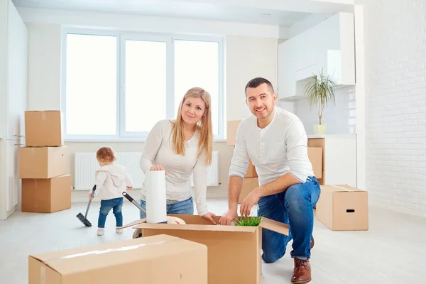 En lycklig familj flyttar till en ny lägenhet. — Stockfoto