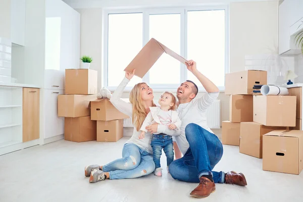 Una familia feliz se muda a un nuevo apartamento . — Foto de Stock