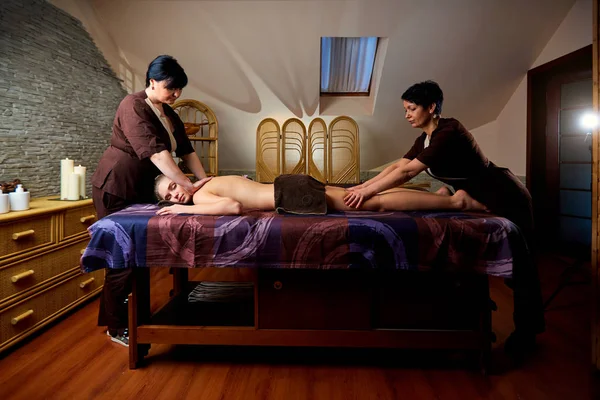 Massage à quatre mains dans le salon de spa . — Photo