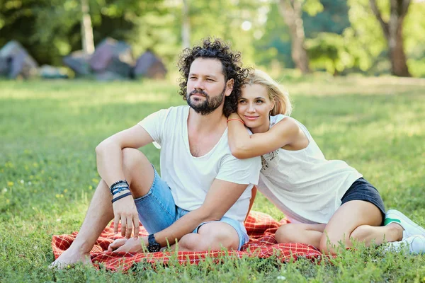 Een (echt) paar samen in de natuur. — Stockfoto