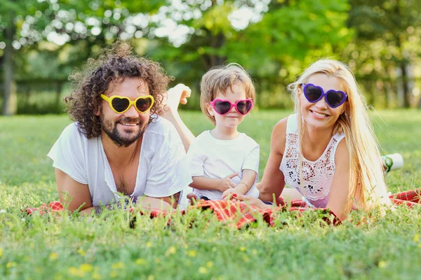 Mutlu aile parkta oynuyor.. — Stok fotoğraf