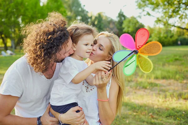 Famille heureuse jouant dans le parc. — Photo