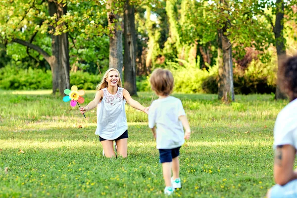 Szczęśliwa rodzina gra w parku. — Zdjęcie stockowe