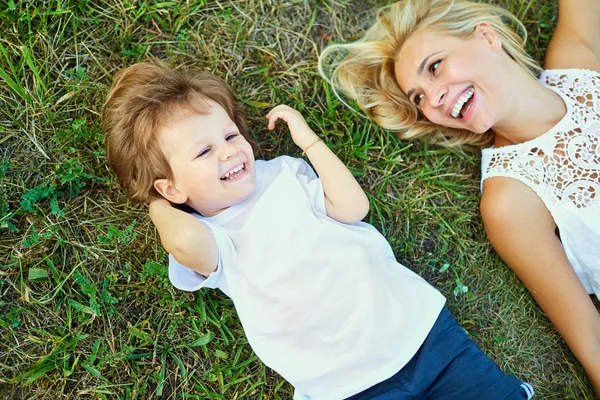 Mutter und Kind spielen im Park — Stockfoto